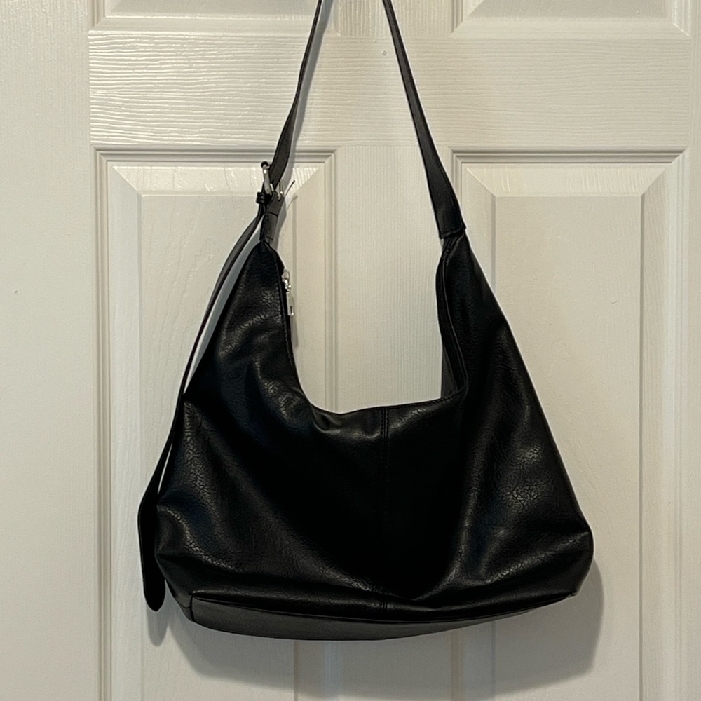 Classic Black Leather Shoulder Bag - Sleek Everyday Hobo